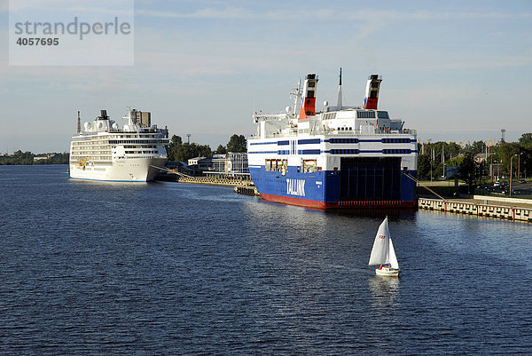 Der Daugava  Duena Fluss mit Fährschiffen  Blick von der Vansu tilts Brücke  Riga  Lettland  Latvija  Baltikum  Nordosteuropa