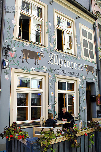 Alpenrose Bar Cafe Restaurant Terrasse in der Jauniela Straße  Wandmalerei mit Blumen und Kühen in der Altstadt Vecriga  Riga  Lettland  Latvija  Baltikum  Nordosteuropa
