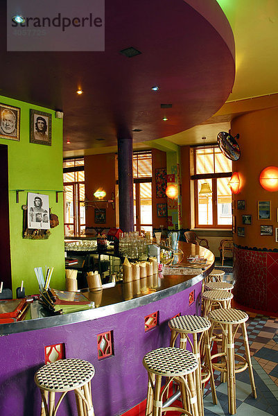 Caribbean Bar Cafe Restaurant in der 11. novembra krastmala Straße in der Altstadt Vecriga  bunte Inneneinrichtung  Riga  Lettland  Latvija  Baltikum  Nordosteuropa