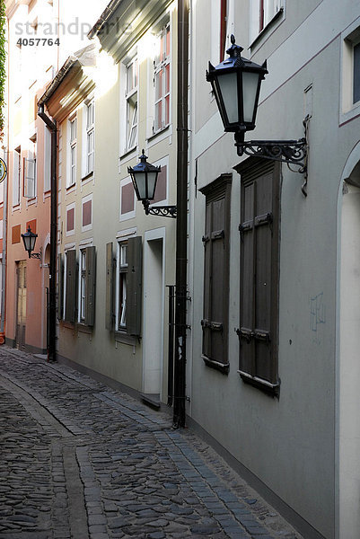 Häuserfassade mit Straßenlaternen  Troksnu iela Straße am Schwedentor in der Altstadt Vecriga  Riga  Lettland  Latvija  Baltikum  Nordosteuropa