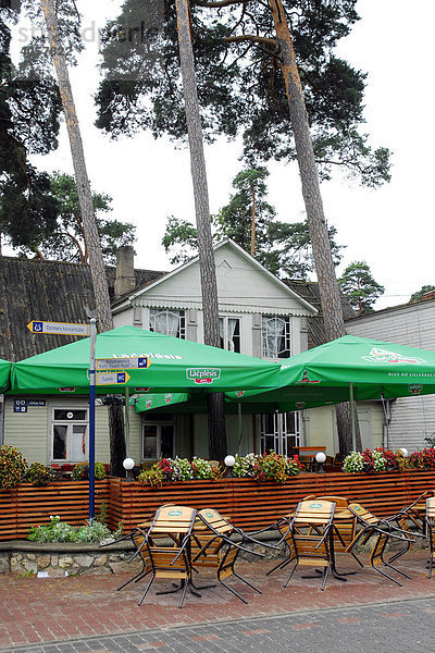 Bar Cafe Terrasse ohne Kundschaft  Sonnenschirme in der Fußgängerzone der Jomas iela Straße in Dzintari  Ostsee-Badeort Jurmala  Lettland  Latvija  Baltikum  Nordosteuropa