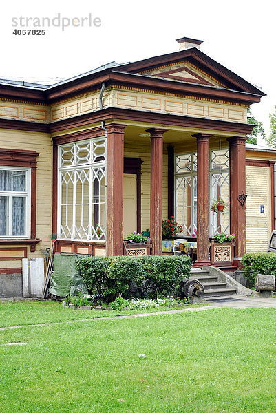 Sommerhaus mit Garten  nostalgische Noblesse mit Säulen in Majori  Ostsee-Badeort Jurmala  Lettland  Latvija  Baltikum  Nordosteuropa
