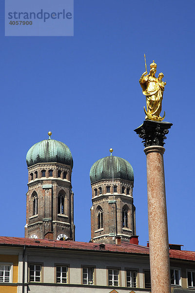 Mariensäule  Marienfigur  goldene Madonnenskulptur auf dem Marienplatz  dahinter die beiden Kirchtürme der Frauenkirche  Altstadt  München  Oberbayern  Bayern  Deutschland  Europa