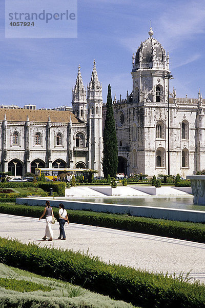 Mosteiro dos Jeronimos  Hieronymus Kloster  16. Jh.  das Westportal ist der Haupteingang zur Igreja de Santa Maria  Fassade im Stil der Manuelinik  Praca do Imperio  Belem  Lissabon  Portugal  Europa
