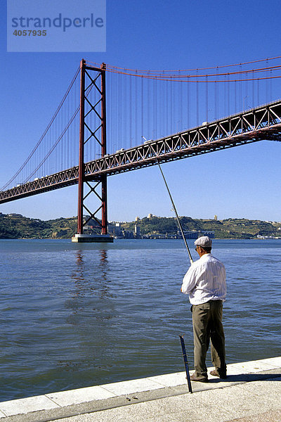 Doca de Santo Amaro  Fischer am Tejo Flussufer  dahinter Ponte 25 de Abril  Hängebrücke  Alcantara  Lissabon  Portugal  Europa