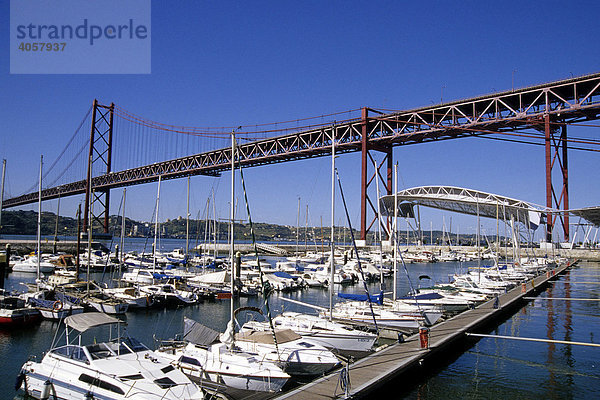 Doca de Santo Amaro  Jachthafen am Tejo Flussufer  Segelboote  dahinter Ponte 25 de Abril  Hängebrücke  Alcantara  Lissabon  Portugal  Europa