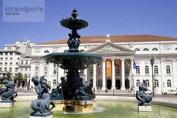 Teatro Nacional Dona Maria II  klassizistisches Nationaltheater  davor Springbrunnen mit Skulpturen auf dem Rossio Platz  Praca de Dom Pedro IV  Altstadt  Lissabon  Portugal  Europa