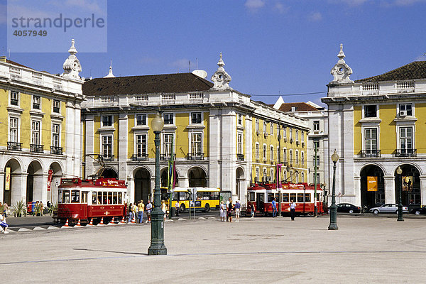 Praca do Comercio  Terreiro do Paco  Handelsplatz von Gebäuden mit Arkadengängen begrenzt  alte Straßenbahnen in der Altstadt  Lissabon  Lisboa  Portugal  Europa