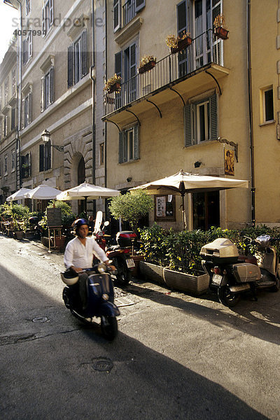 Motorroller in einer Gasse  Rom  Italien  Europa