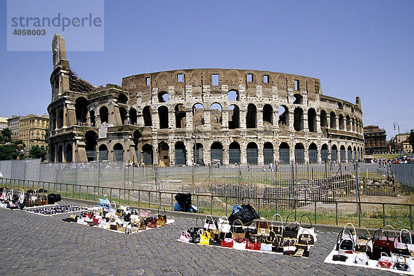 Taschenverkauf am Kolosseum  Colosseo  Straßenhandel mit Imitationen  Rom  Italien  Europa