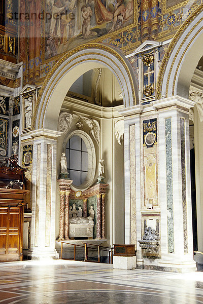 Basilica San Giovanni in Laterano  eine frühchristliche Kirche  Innenraum mit Wanddekoration  Piazza di Porta San Giovanni  Rom  Italien  Europa