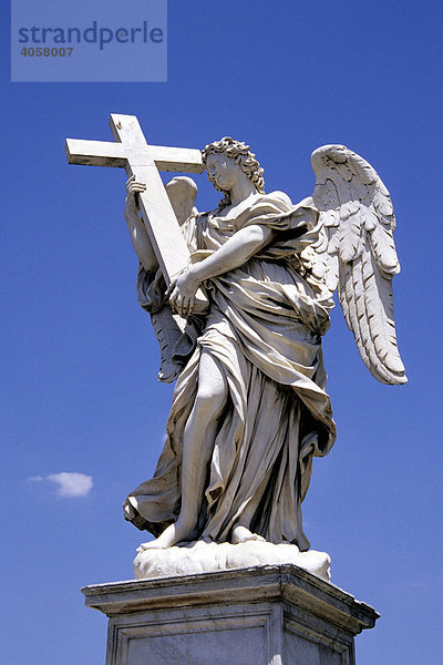 Engel-Skulptur von Bernini auf der Ponte Sant Angelo Engelsbrücke über den Tiber  Rom  Italien  Europa