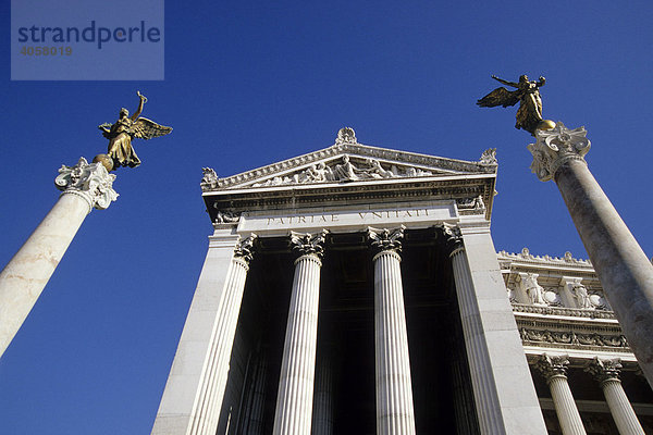Säulen mit Engel-Skulpturen im Vittoriano  Monumento a Vittorio Emanuele II  Altare della Patria  imperiale Gedenkstätte  Piazza Venezia  Rom  Italien  Europa