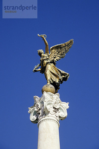 Engel-Skulptur auf Säule im Vittoriano Denkmal  Monumento a Vittorio Emanuele II  Altare della Patria  imperiale Gedenkstätte  Piazza Venezia  Rom  Italien  Europa