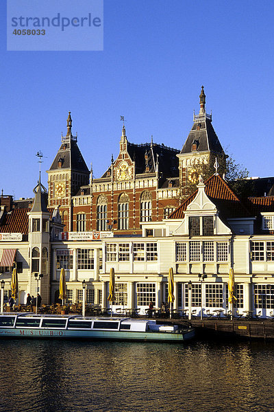 Fremdenverkehrsamt VVV am Hauptbahnhof  Centraal Station NS  Fassade  Amsterdam  Nord-Holland  Niederlande  Europa