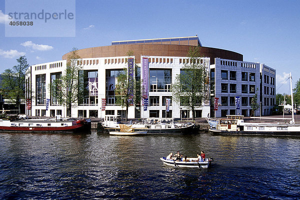 Stopera Fassade  Muziektheater  Musiktheater am Waterloo Plein  Binnenamstel  Boote im Kanal  Amsterdam  Nord-Holland  Niederlande  Europa