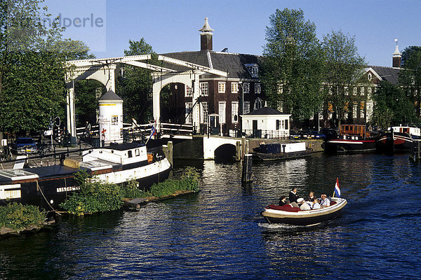 Walter Sueskind Brug  Zugbrücke  Boote auf dem Amstel Fluss  Amsterdam  Nord-Holland  Niederlande  Europa