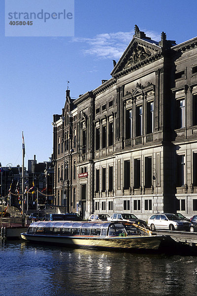 Allard Pierson Museum  Fassade am Oude Turfmarkt  Boote im Kanal  Amsterdam  Nord-Holland  Niederlande  Europa