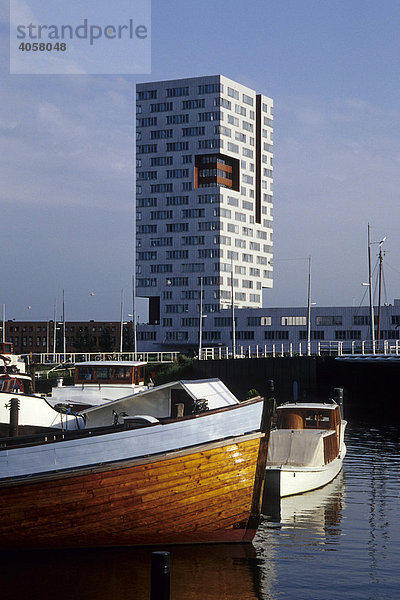 IJ-Toren  modernes Wohnhochhaus IJ-Turm  Boote im Ertshaven  Hafen  Havens Oost  Amsterdam  Nord-Holland  Niederlande  Europa