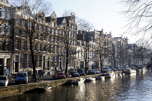 Grachtenhäuser im Winter  Blick von Rozengracht auf Prinsengracht  Kanal in der Innenstadt  Amsterdam  Nord-Holland  Niederlande  Europa