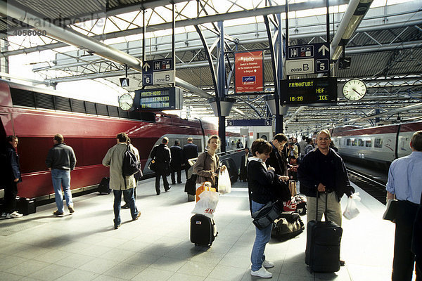 Zugverkehr zwischen Frankfurt und Paris am Bahnhof Gare du Midi  Zuidstation  Brüssel  Belgien  Benelux  Europa