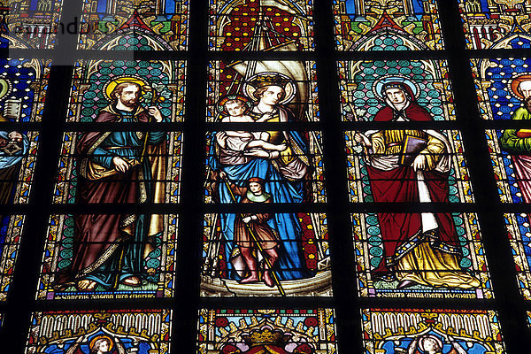 Notre Dame du Sablon Kirche  Zavel Kerk  Bleiglas Fenster mit religiösen Darstellungen  Place du Petit Sablon  Kleine Zavel  Brüssel  Belgien  Benelux  Europa