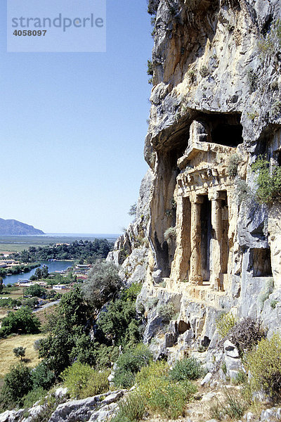 Grab der Antike  Grabhöhle der Lykier im Felswand am Fluss  Flussdelta bei Kaunos  Dalyan in der Provinz Mugla  Türkei