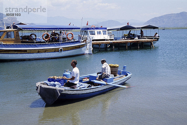 Verkauf von Meeresprodukten  Boote auf dem Fluss  Flussdelta bei Kaunos  Dalyan in der Provinz Mugla  Türkei