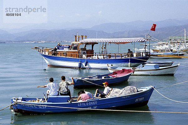 Fischerei  Kinder auf einem Fischerboot im Hafen von Fethiye  Provinz Mugla  Mittelmeer  Türkei