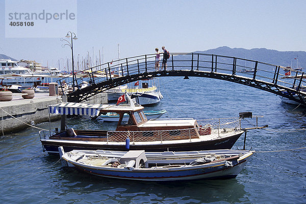 Brücke für Fußgänger  Boote im Hafen  Marmaris in der Provinz Mugla  Mittelmeer  Türkei