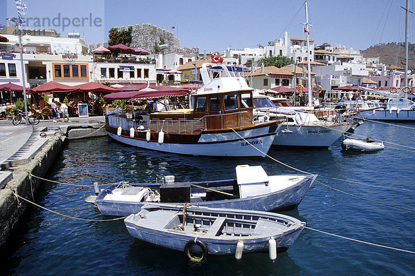 Uferpromenade  Boote im Hafen  Marmaris in der Provinz Mugla  Mittelmeer  Türkei