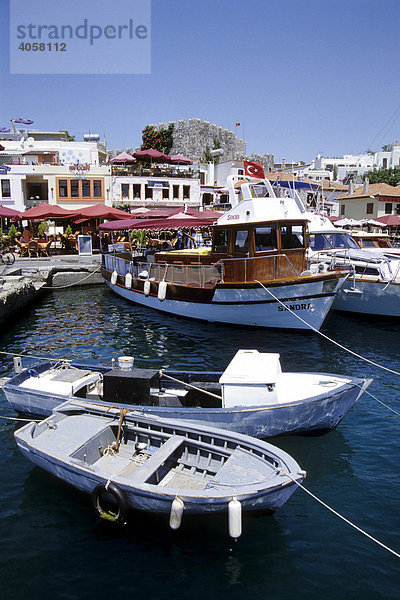 Uferpromenade  Boote im Hafen  Marmaris in der Provinz Mugla  Mittelmeer  Türkei