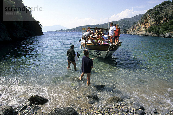 Boot am Strand in einer Bucht zwischen Dalyan und Sarigerme  Provinz Mugla  Mittelmeer  Türkei