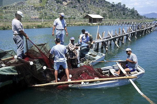 Fischer  Reusenanlage im Fluss  Flussdelta bei Kaunos  Dalyan in der Provinz Mugla  Türkei