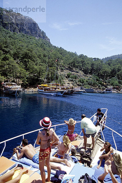 Tourismus in der Kleopatra Hamami Bucht  Badeort der Antike  Boote in der Bucht von Fethiye  Provinz Mugla  Mittelmeer  Türkei