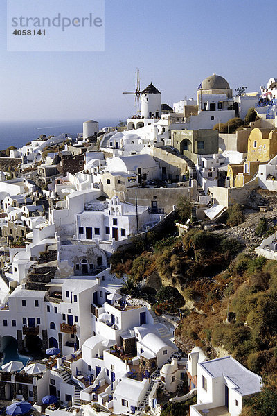 Der Ort Oia mit seinen weißen Häusern  Insel Santorin  Santorini oder Thira  Kykladen  Ägäis  Mittelmeer  Griechenland  Europa