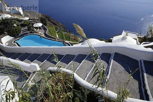 Treppe zum Pool am Kraterrand des Vulkans zwischen Finikia und Oia im Norden der Insel  Blick in die Caldera  Insel Santorin  Santorini oder Thira  Kykladen  Ägäis  Mittelmeer  Griechenland  Europa