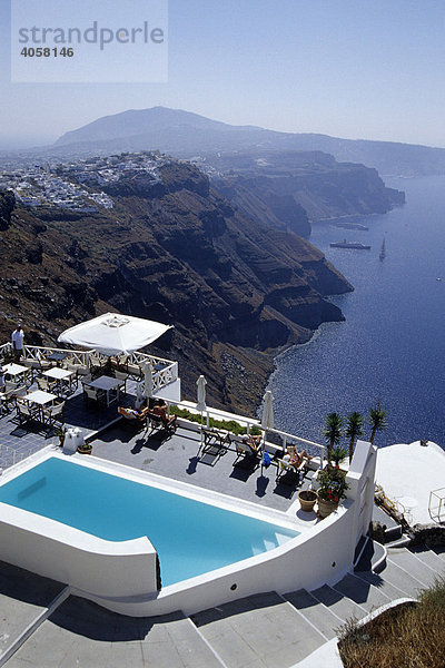 Pool am Kraterrand des Vulkans im Ort Imerovgli  Blick in die Caldera  dahinter Fira  Insel Santorin  Santorini oder Thira  Kykladen  Ägäis  Mittelmeer  Griechenland  Europa
