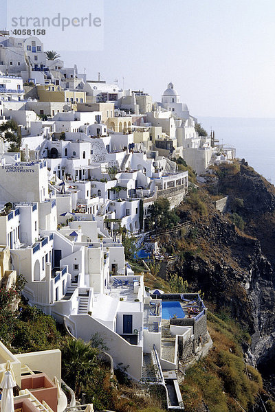 Hauptstadt Fira mit ihren weißen Häusern am Kraterrand des Vulkans  Insel Santorin  Santorini oder Thira  Kykladen  Ägäis  Mittelmeer  Griechenland  Europa