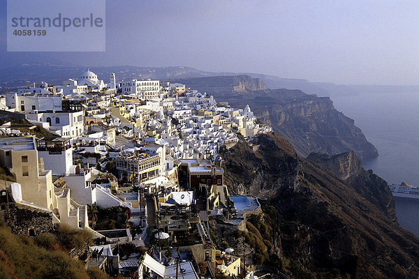 Hauptstadt Fira mit ihren weißen Häusern am Kraterrand des Vulkans  Blick in die Caldera  Insel Santorin  Santorini oder Thira  Kykladen  Ägäis  Mittelmeer  Griechenland  Europa