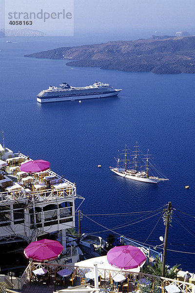 Bar Cafe Restaurant Terrasse mit Blick in die Caldera  Hauptstadt Fira am Kraterrand des Vulkans  Insel Santorin  Santorini oder Thira  Kykladen  Ägäis  Mittelmeer  Griechenland  Europa