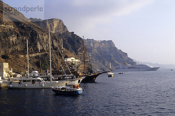 Mesa Gialos  der Hafen der Hauptstadt Fira  am Kraterrand des Vulkans  Insel Santorin  Santorini oder Thira  Kykladen  Ägäis  Mittelmeer  Griechenland  Europa
