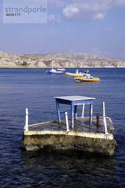 Tisch auf dem Meer  im Süden der Insel am Akrotiri Strand  Akrotiri  Insel Santorin  Santorini oder Thira  Kykladen  Ägäis  Mittelmeer  Griechenland  Europa