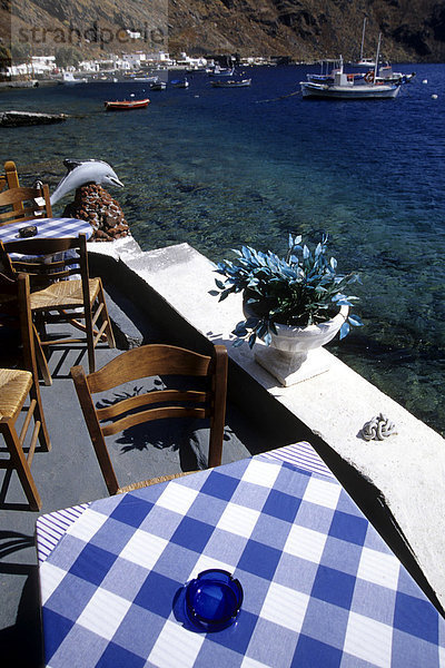 Bar Cafe Restaurant Terrasse  Korfos  der Hafen von Manolas  in der Nikolaos-Bucht  Insel Santorin  Santorini oder Thirasia  Kykladen  Ägäis  Mittelmeer  Griechenland  Europa