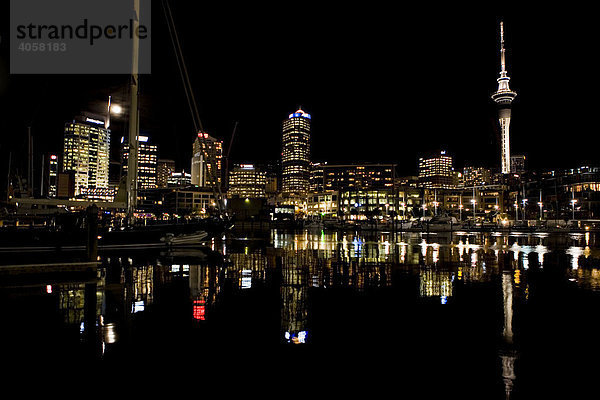 Skyline von Auckland bei Nacht  Auckland  Nordinsel  Neuseeland