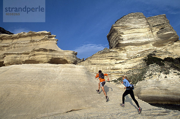 Mann und Frau beim Running  Crossrunning  Steilküste  Santa Manza  Bonifacio  Korsika  Frankreich  Europa