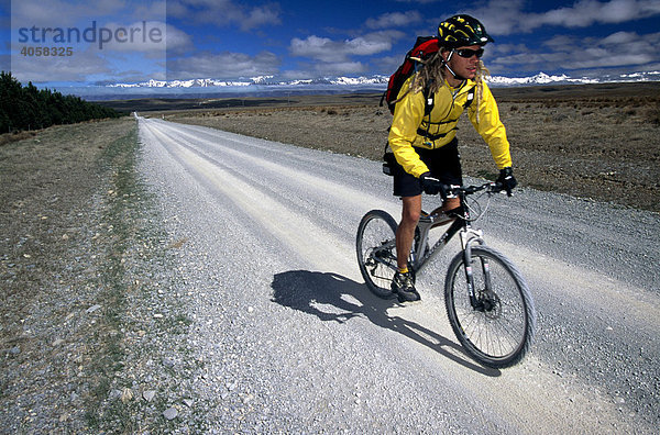 Mountainbiker  Lindis Pass  Südinsel  Neuseeland