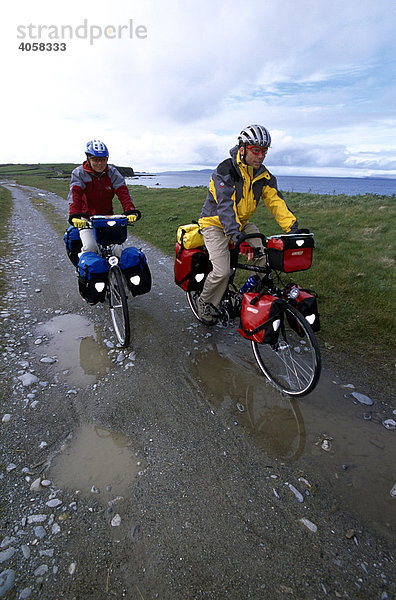 Radfahrer  Regen  Killary Bay  Connemara  County Galway  Irland  Europa
