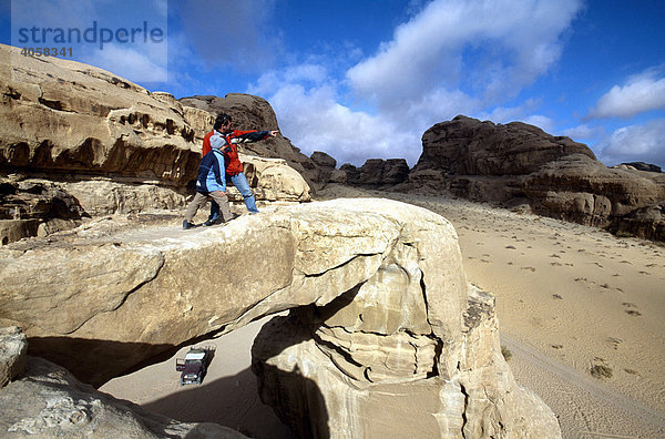 Vater  Sohn  Steinbrücke  Wadi Rum  Jordanien  Naher Osten