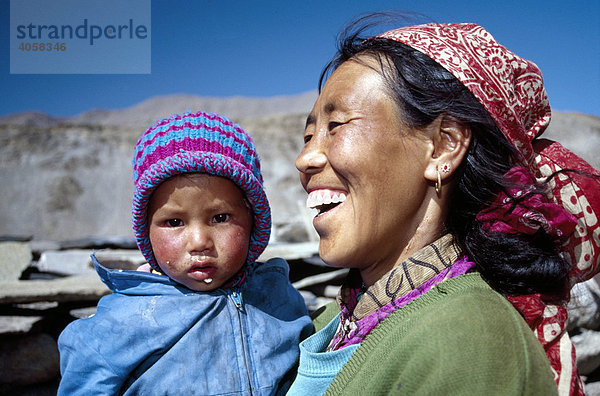 Frau  Kind  Rumptse  Ladakh  Himachal Pradesh  Indien  Asien